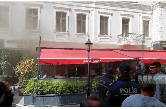 Bakının mərkəzində kafe yanır