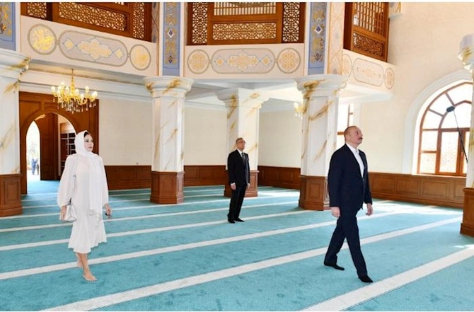 Prezident və birinci xanım “Cümə” məscidinin açılışında — YENİLƏNİB (FOTOLAR) Prezident və birinci xanım “Cümə” məscidinin açılışında — YENİLƏNİB (FOTOLAR)