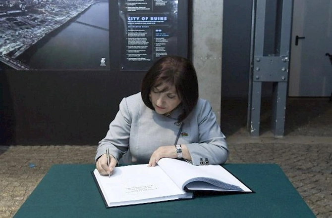 Sahibə Qafarova Varşavada “Naməlum əsgər” abidəsini ziyarət edib — FOTOLAR Sahibə Qafarova Varşavada “Naməlum əsgər” abidəsini ziyarət edib — FOTOLAR