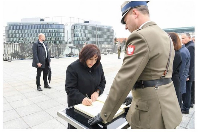 Sahibə Qafarova Varşavada “Naməlum əsgər” abidəsini ziyarət edib — FOTOLAR Sahibə Qafarova Varşavada “Naməlum əsgər” abidəsini ziyarət edib — FOTOLAR