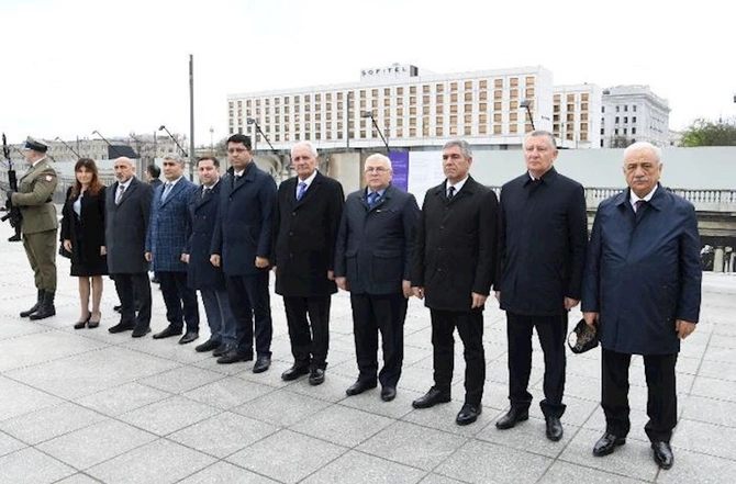 Sahibə Qafarova Varşavada “Naməlum əsgər” abidəsini ziyarət edib — FOTOLAR Sahibə Qafarova Varşavada “Naməlum əsgər” abidəsini ziyarət edib — FOTOLAR