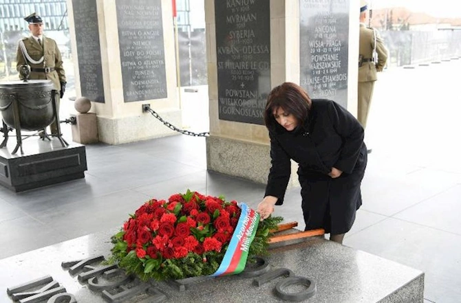 Sahibə Qafarova Varşavada “Naməlum əsgər” abidəsini ziyarət edib — FOTOLAR Sahibə Qafarova Varşavada “Naməlum əsgər” abidəsini ziyarət edib — FOTOLAR