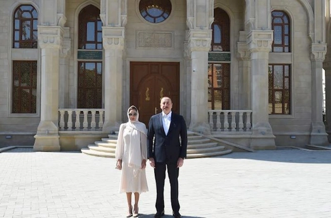 Prezident və birinci xanım “Cümə” məscidinin açılışında — YENİLƏNİB (FOTOLAR) Prezident və birinci xanım “Cümə” məscidinin açılışında — YENİLƏNİB (FOTOLAR)
