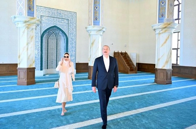 Prezident və birinci xanım “Cümə” məscidinin açılışında — YENİLƏNİB (FOTOLAR) Prezident və birinci xanım “Cümə” məscidinin açılışında — YENİLƏNİB (FOTOLAR)
