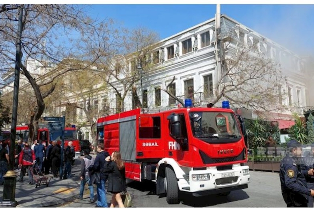 Bakının mərkəzində kafe yanır