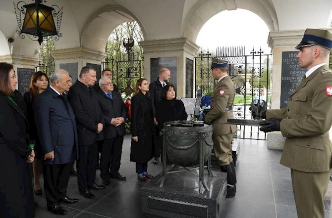 Sahibə Qafarova Varşavada “Naməlum əsgər” abidəsini ziyarət edib — FOTOLAR Sahibə Qafarova Varşavada “Naməlum əsgər” abidəsini ziyarət edib — FOTOLAR