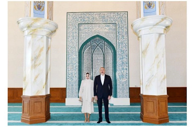 Prezident və birinci xanım “Cümə” məscidinin açılışında — YENİLƏNİB (FOTOLAR) Prezident və birinci xanım “Cümə” məscidinin açılışında — YENİLƏNİB (FOTOLAR)