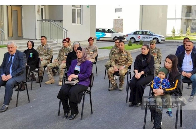 Şəhid ailələri və müharibə əlillərinə daha 100 mənzil və fərdi ev verildi — FOTOLAR Şəhid ailələri və müharibə əlillərinə daha 100 mənzil və fərdi ev verildi — FOTOLAR