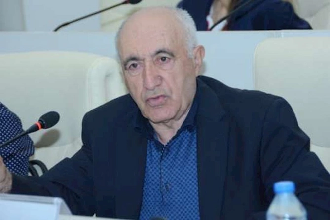 Professor nazirə qarşı: “Repetitorluq orta məktəbləri iflic edib”