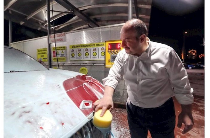Türkiyəli nazir “Togg”unu özü yudu — FOTOLAR Türkiyəli nazir “Togg”unu özü yudu — FOTOLAR