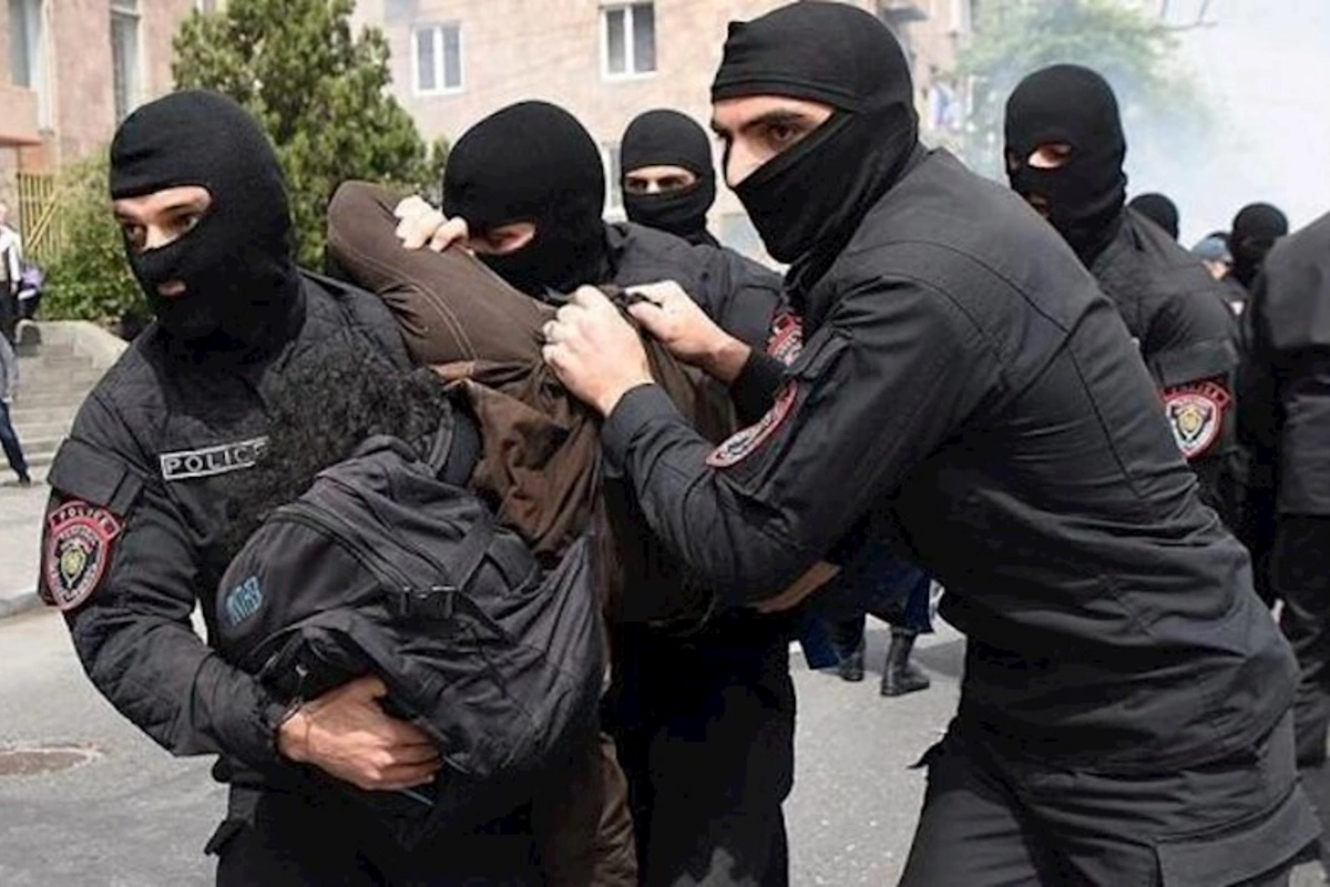 İrəvanda şok: Azərbaycanlı ilə erməni polis dalaşdı
