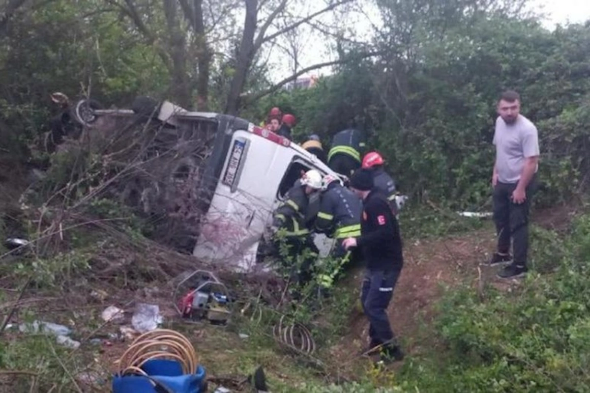 Türkiyədə mikroavtobus qəzaya uğradı, 10 nəfər yaralandı