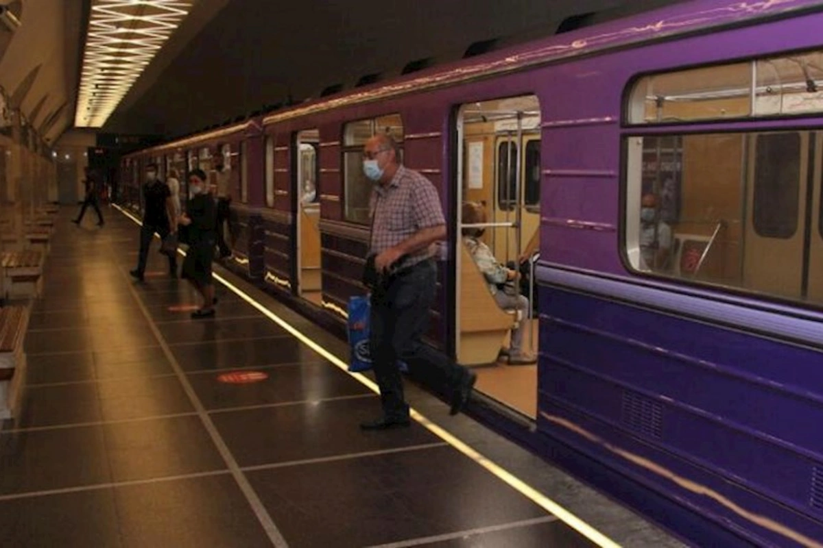 Bakı metrosunda HƏYƏCANLI ANLAR — Orta yaşlı kişi sərnişin...