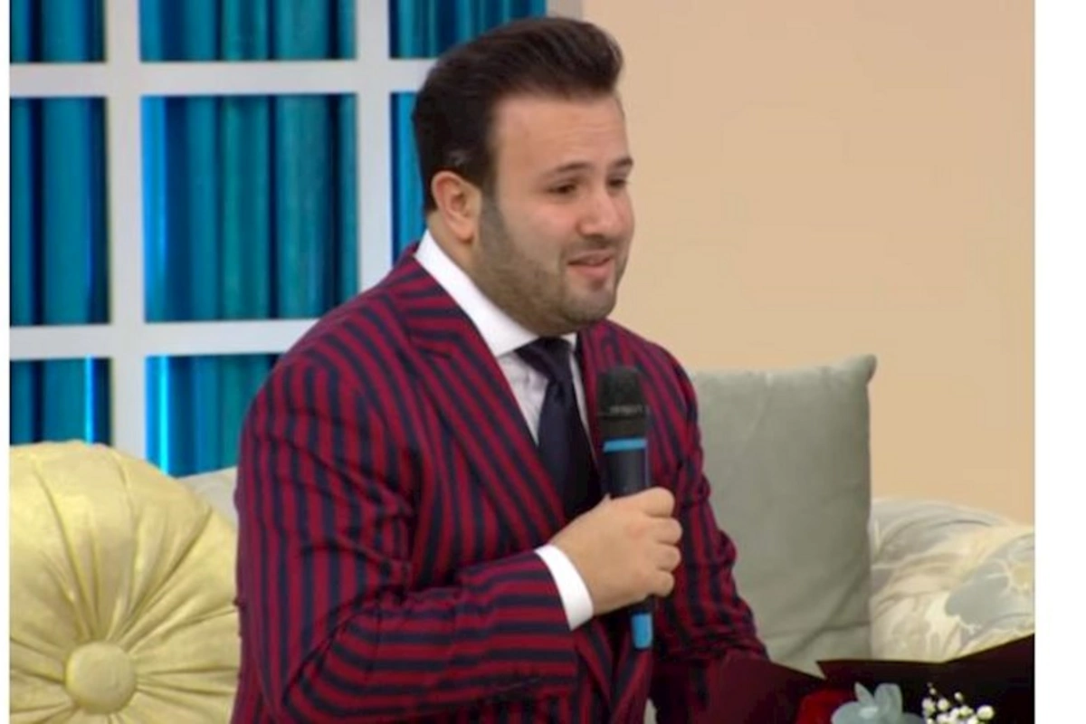Elnur Məmmədov aparıcının üstünə mikrofon ÇIRPIB — VİDEO