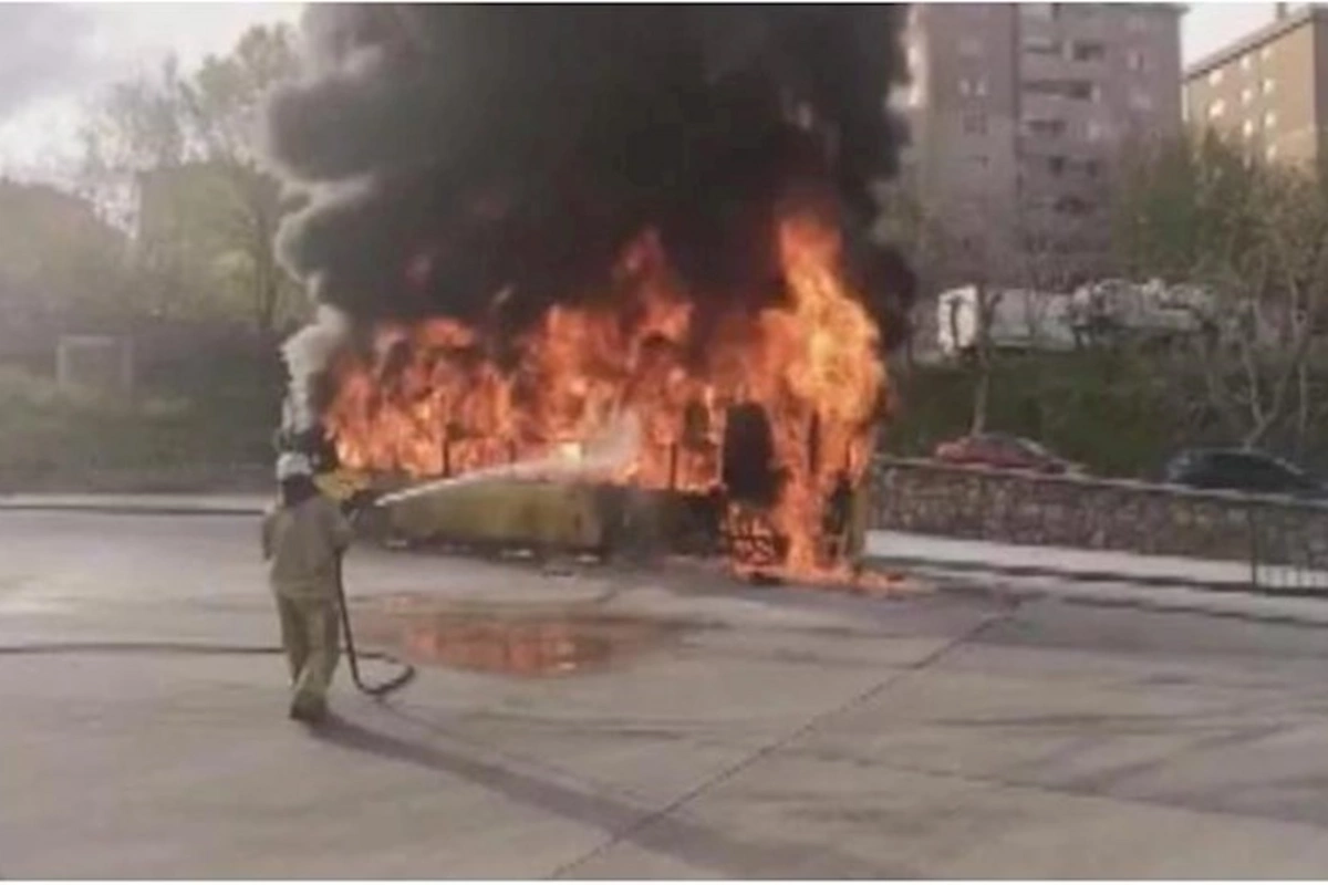 Park edilmiş avtobus anidən yanmağa başladı — FOTO