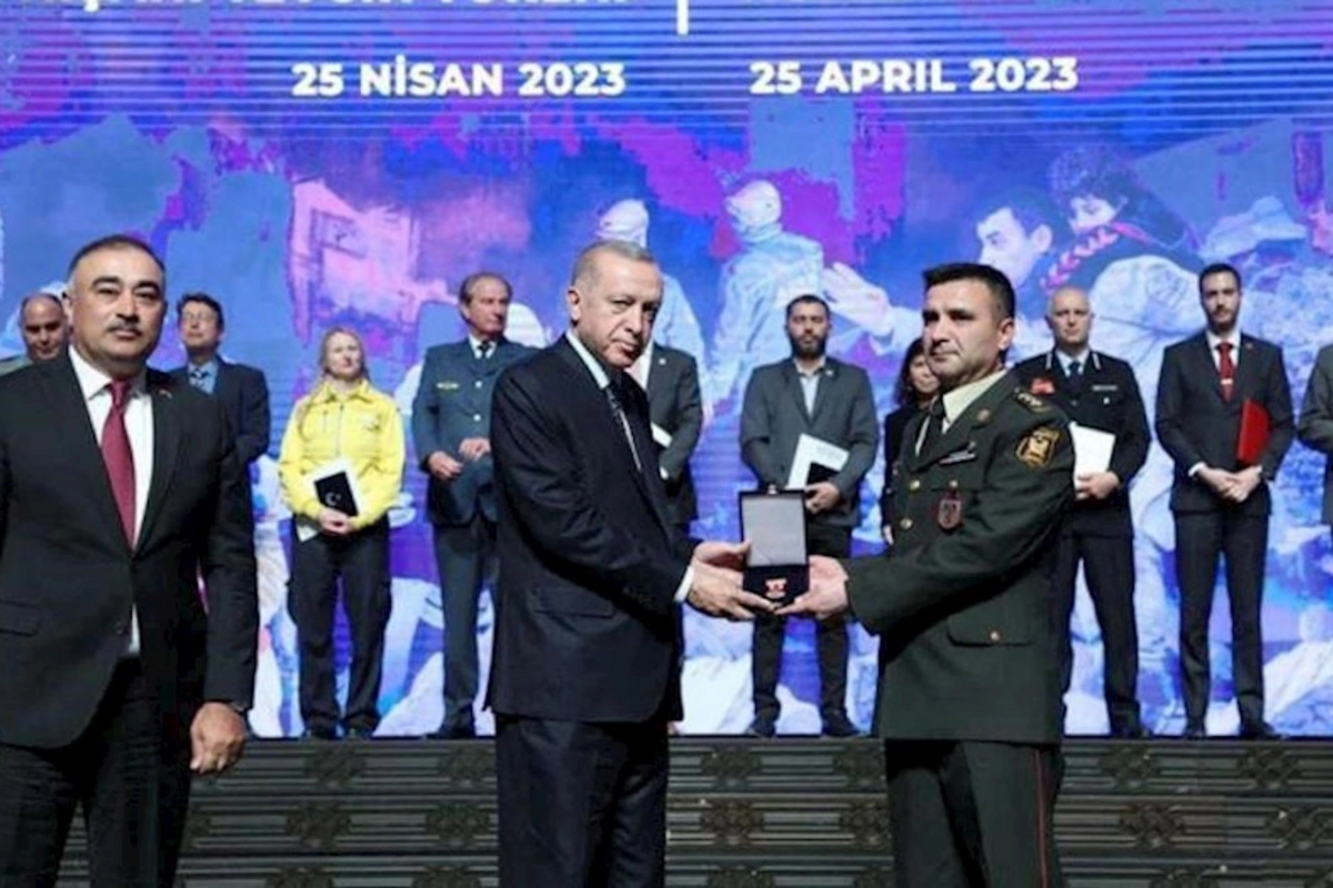 Türkiyə Prezidenti hərbi qulluqçumuzu təltif etdi — FOTO