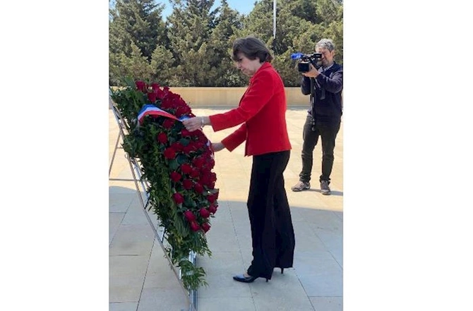 Fransanın XİN başçısı Şəhidlər Xiyabanında — FOTO Fransanın XİN başçısı Şəhidlər Xiyabanında — FOTO