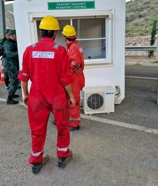 Laçında yeni quraşdırılan nəzarət-buraxılış məntəqəsində pasport yoxlanışı köşkü qoyulub