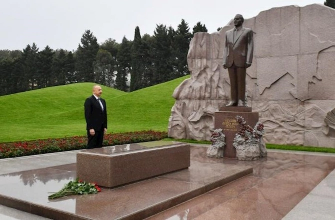 Prezident akademik Zərifə xanım Əliyevanın məzarını ziyarət etdi — FOTOLAR Prezident akademik Zərifə xanım Əliyevanın məzarını ziyarət etdi — FOTOLAR