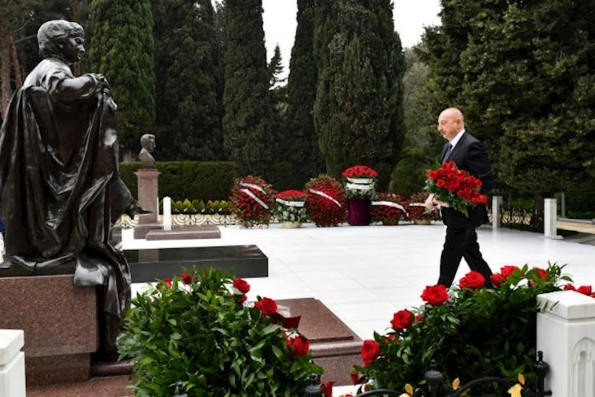 Prezident akademik Zərifə xanım Əliyevanın məzarını ziyarət etdi — FOTOLAR