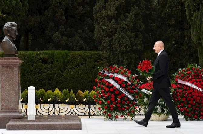 Prezident akademik Zərifə xanım Əliyevanın məzarını ziyarət etdi — FOTOLAR Prezident akademik Zərifə xanım Əliyevanın məzarını ziyarət etdi — FOTOLAR