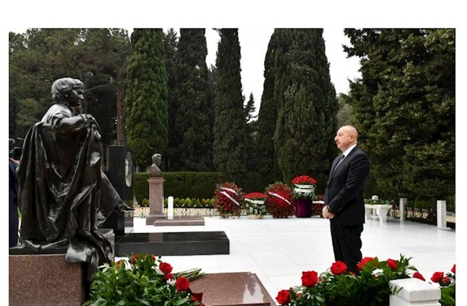 Prezident akademik Zərifə xanım Əliyevanın məzarını ziyarət etdi — FOTOLAR Prezident akademik Zərifə xanım Əliyevanın məzarını ziyarət etdi — FOTOLAR