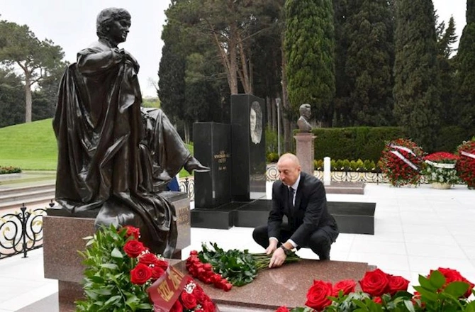 Prezident akademik Zərifə xanım Əliyevanın məzarını ziyarət etdi — FOTOLAR Prezident akademik Zərifə xanım Əliyevanın məzarını ziyarət etdi — FOTOLAR