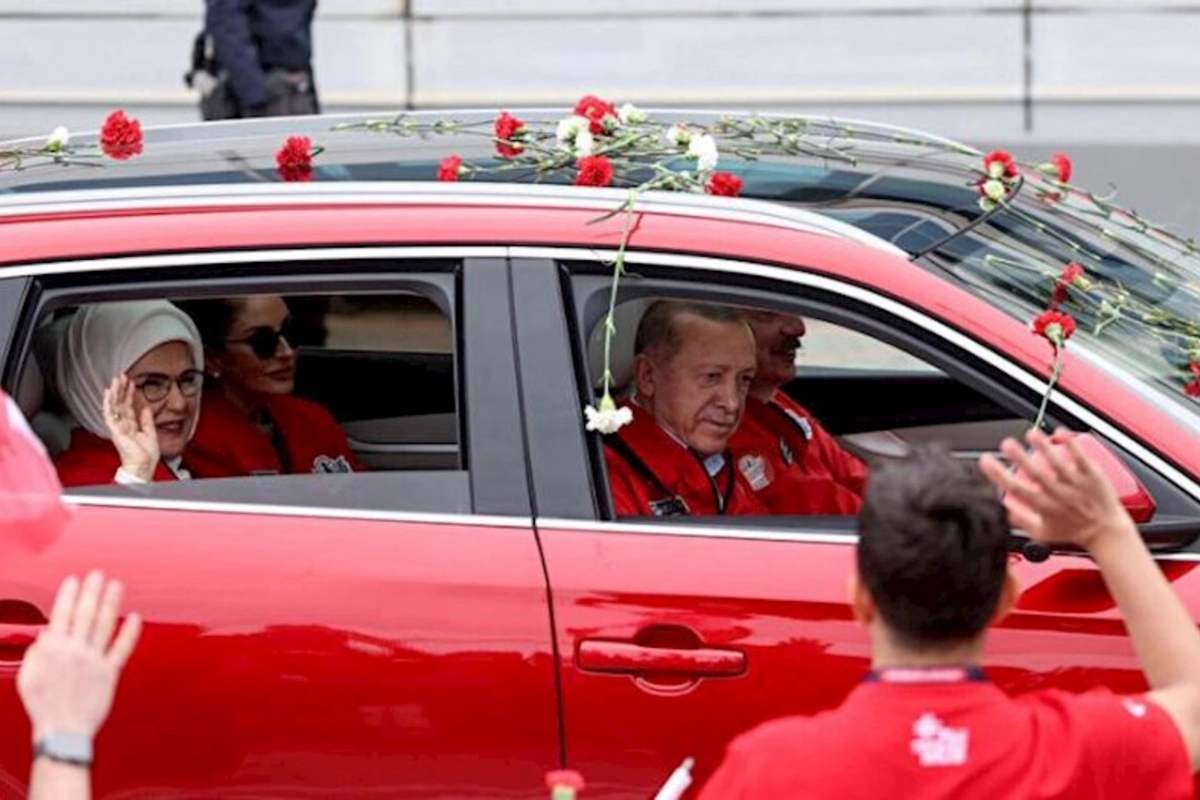 Əliyev və Ərdoğan İstanbulda: Azərbaycan Prezidenti sükan arxasında... — FOTO