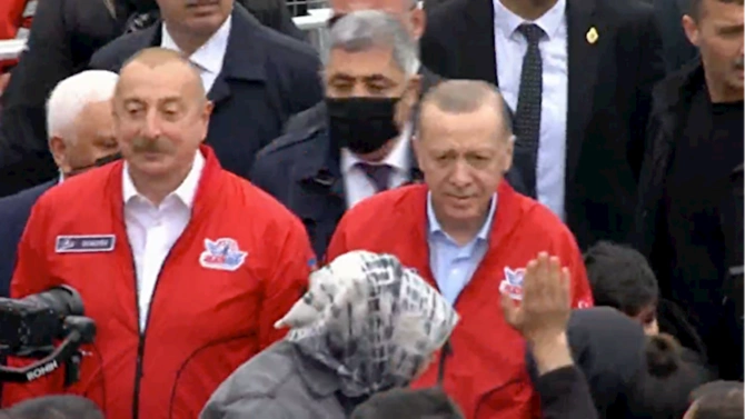 Əliyev və Ərdoğan İstanbulda: Azərbaycan Prezidenti sükan arxasında... — FOTO