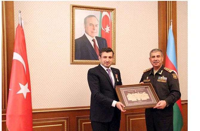 Zakir Həsənov Selçuk Bayraktarı medalla təltif etdi — FOTOLAR Zakir Həsənov Selçuk Bayraktarı medalla təltif etdi — FOTOLAR