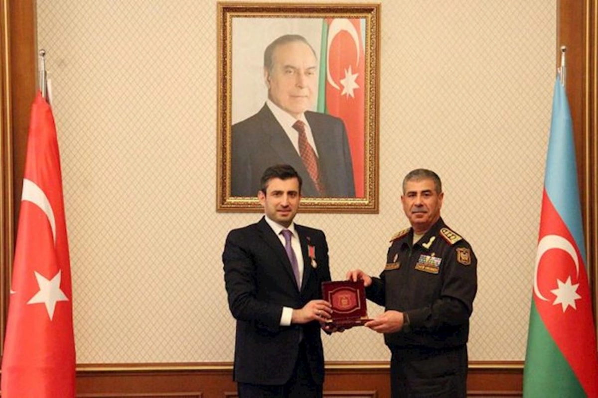 Zakir Həsənov Selçuk Bayraktarı medalla təltif etdi — FOTOLAR