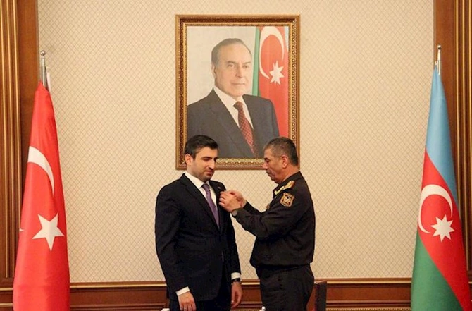 Zakir Həsənov Selçuk Bayraktarı medalla təltif etdi — FOTOLAR Zakir Həsənov Selçuk Bayraktarı medalla təltif etdi — FOTOLAR