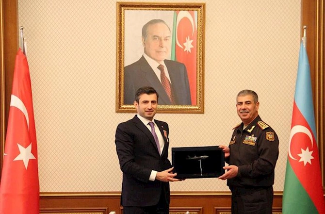 Zakir Həsənov Selçuk Bayraktarı medalla təltif etdi — FOTOLAR Zakir Həsənov Selçuk Bayraktarı medalla təltif etdi — FOTOLAR
