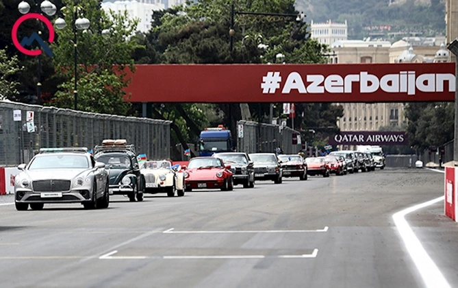 Formula 1-ə rəng qatan klassik avtomobillər — FOTO Formula 1-ə rəng qatan klassik avtomobillər — FOTO