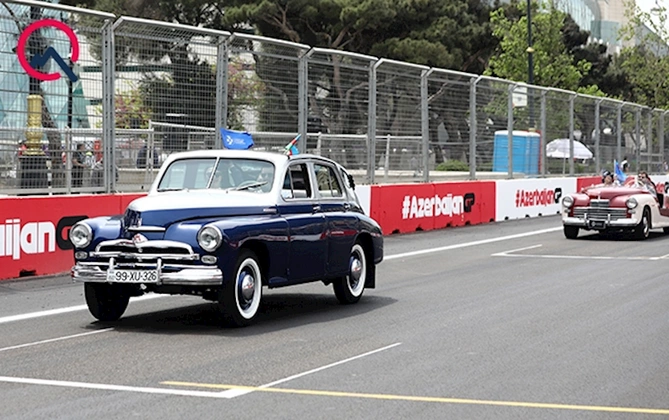 Formula 1-ə rəng qatan klassik avtomobillər — FOTO Formula 1-ə rəng qatan klassik avtomobillər — FOTO