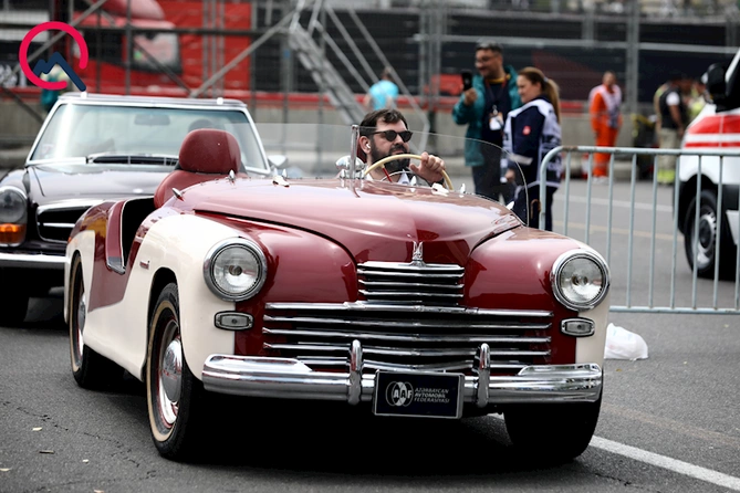 Formula 1-ə rəng qatan klassik avtomobillər — FOTO Formula 1-ə rəng qatan klassik avtomobillər — FOTO