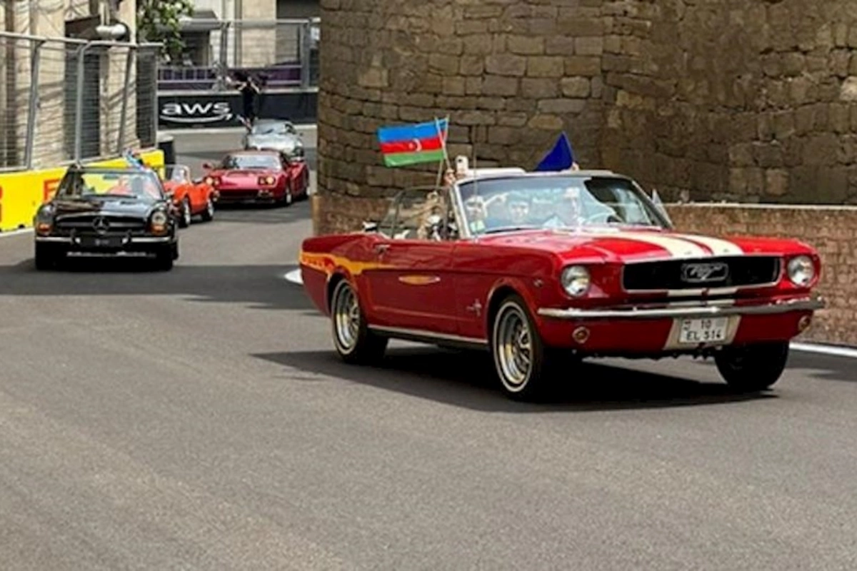 Formula 1-ə rəng qatan klassik avtomobillər — FOTO