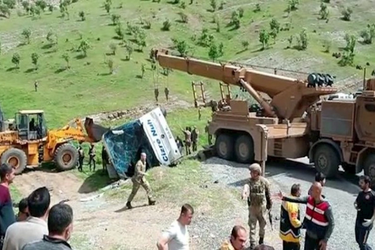 Türkiyədə əsgərləri daşıyan avtobus aşıb: 2 şəhid, 45 yaralı var