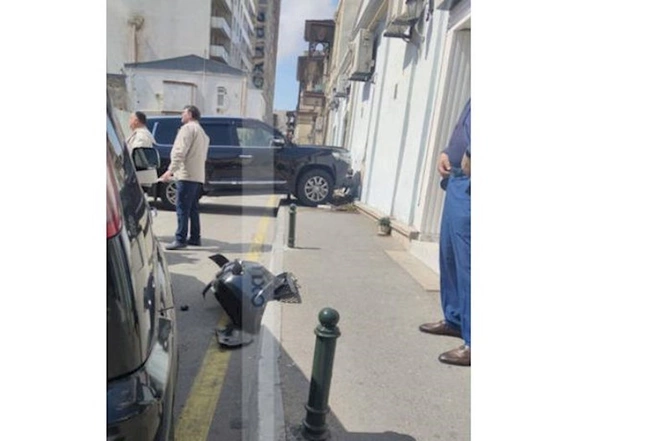 Paytaxtda qəza: Toqquşan avtomobillərdən biri divara çırpıldı — FOTO Paytaxtda qəza: Toqquşan avtomobillərdən biri divara çırpıldı — FOTO