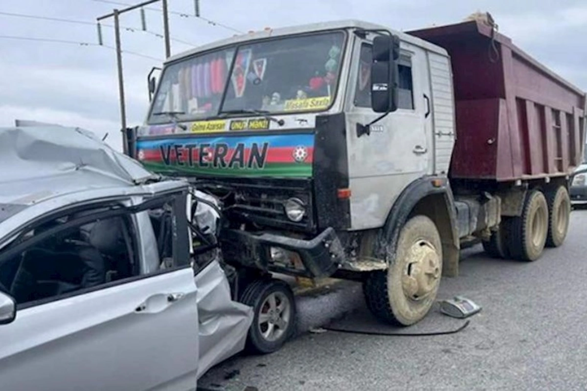 “KamAZ” minik avtomobilinə çırpıldı — 3 ölü, 3 yaralı
