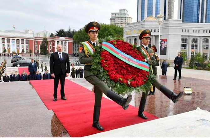 Azərbaycan Prezidenti İsmoili Somoni abidəsini ziyarət edib — FOTOLAR
