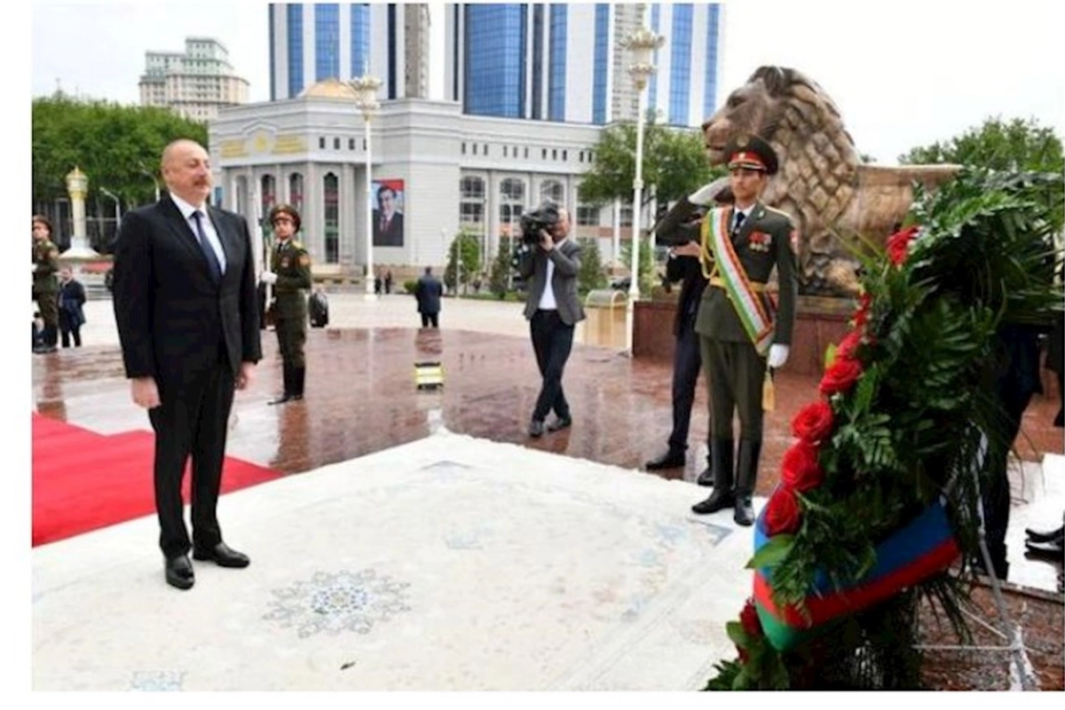 Azərbaycan Prezidenti İsmoili Somoni abidəsini ziyarət edib — FOTOLAR