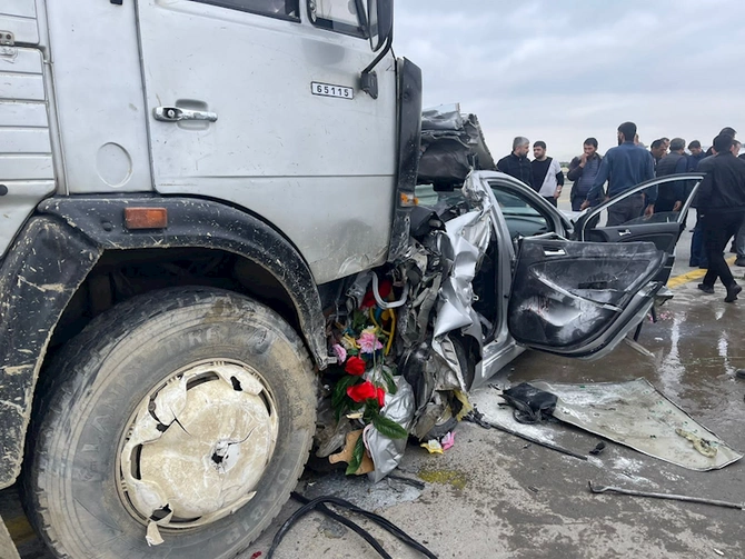 “KamAZ” minik avtomobilinə çırpıldı — 3 ölü, 3 yaralı
