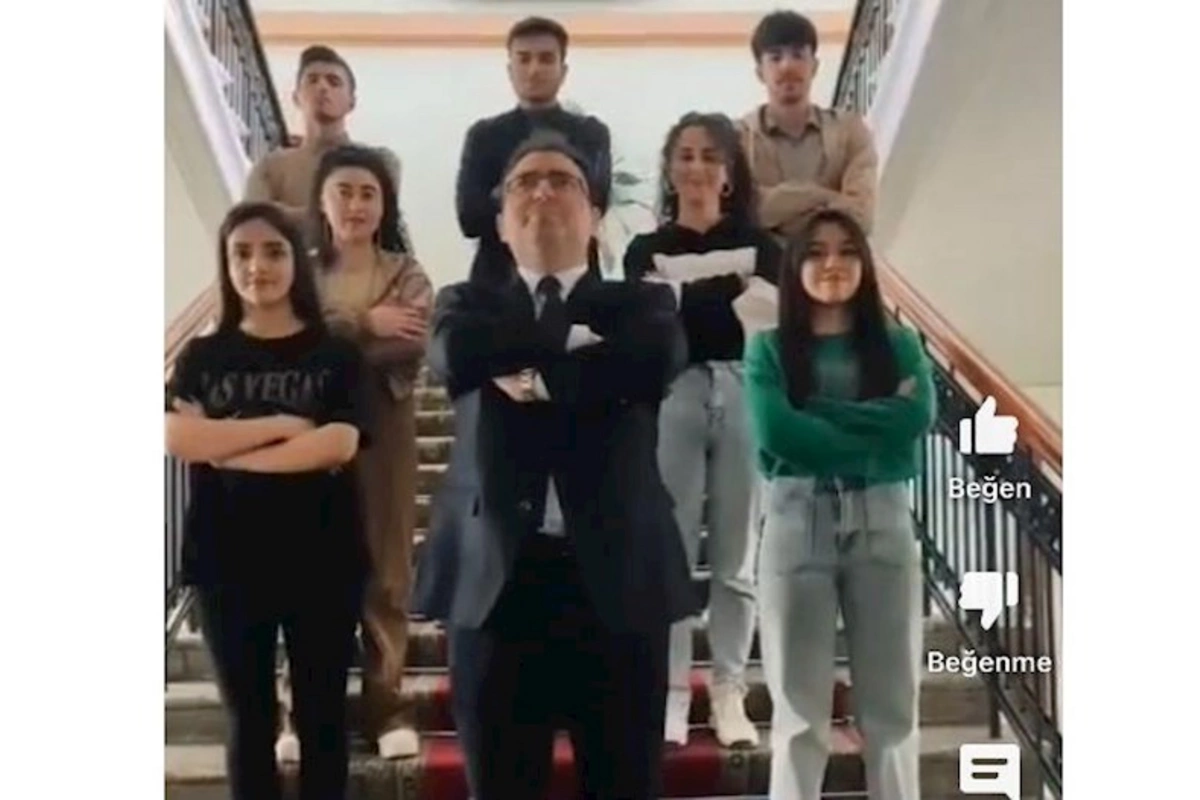 Azərbaycanda dekan tələbələri ilə Tiktok trendinə qoşuldu — VİDEO