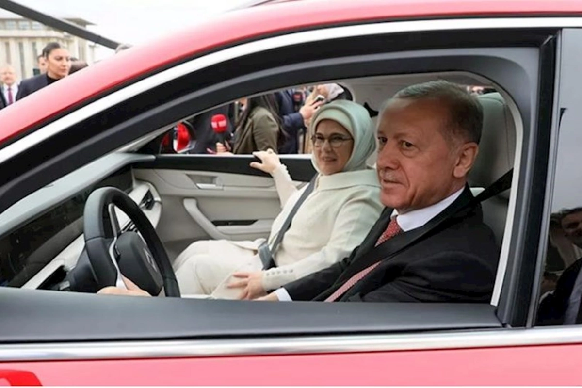 Ərdoğanın TOGGu sürərkən xanımı ilə maraqlı dialoqu gündəm oldu — VİDEO