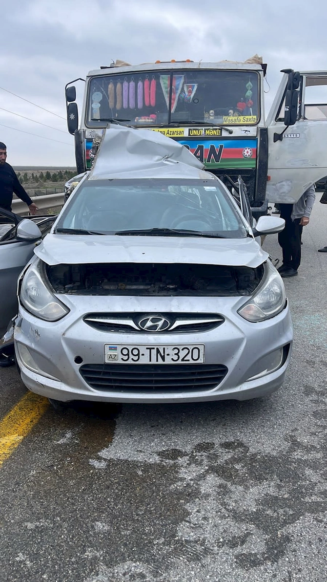 “KamAZ” minik avtomobilinə çırpıldı — 3 ölü, 3 yaralı