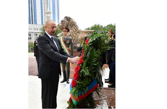 Azərbaycan Prezidenti İsmoili Somoni abidəsini ziyarət edib — FOTOLAR
