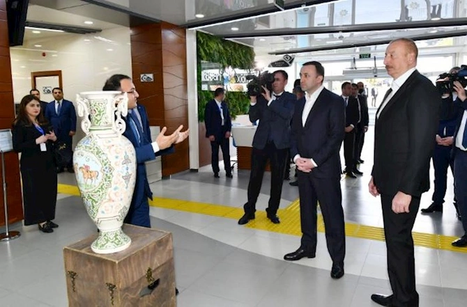 İlham Əliyev və İrakli Qaribaşvili Qəbələ regional “ASAN xidmət“ mərkəzində — FOTOLAR