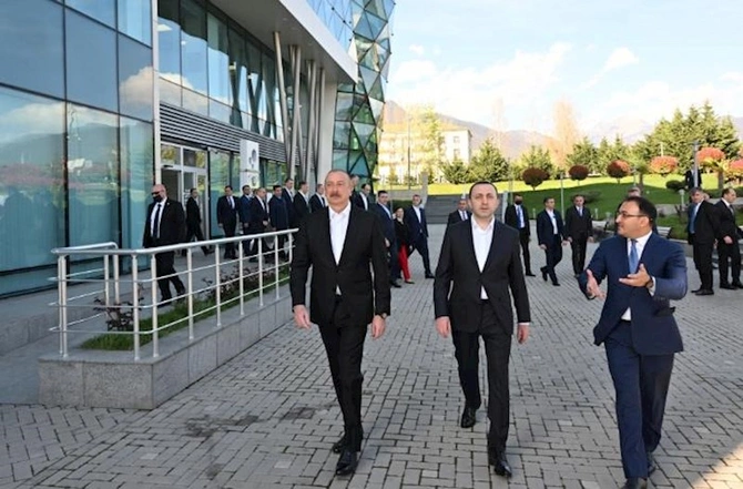 İlham Əliyev və İrakli Qaribaşvili Qəbələ regional “ASAN xidmət“ mərkəzində — FOTOLAR
