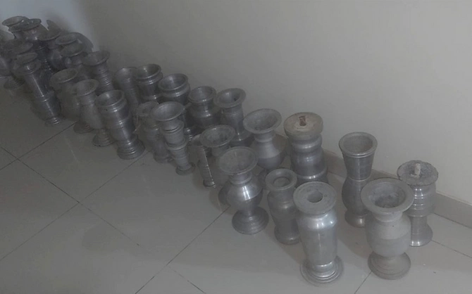 Gəncədə qəbiristanlıqlardan metal güldanlar oğurlandı — FOTO Gəncədə qəbiristanlıqlardan metal güldanlar oğurlandı — FOTO
